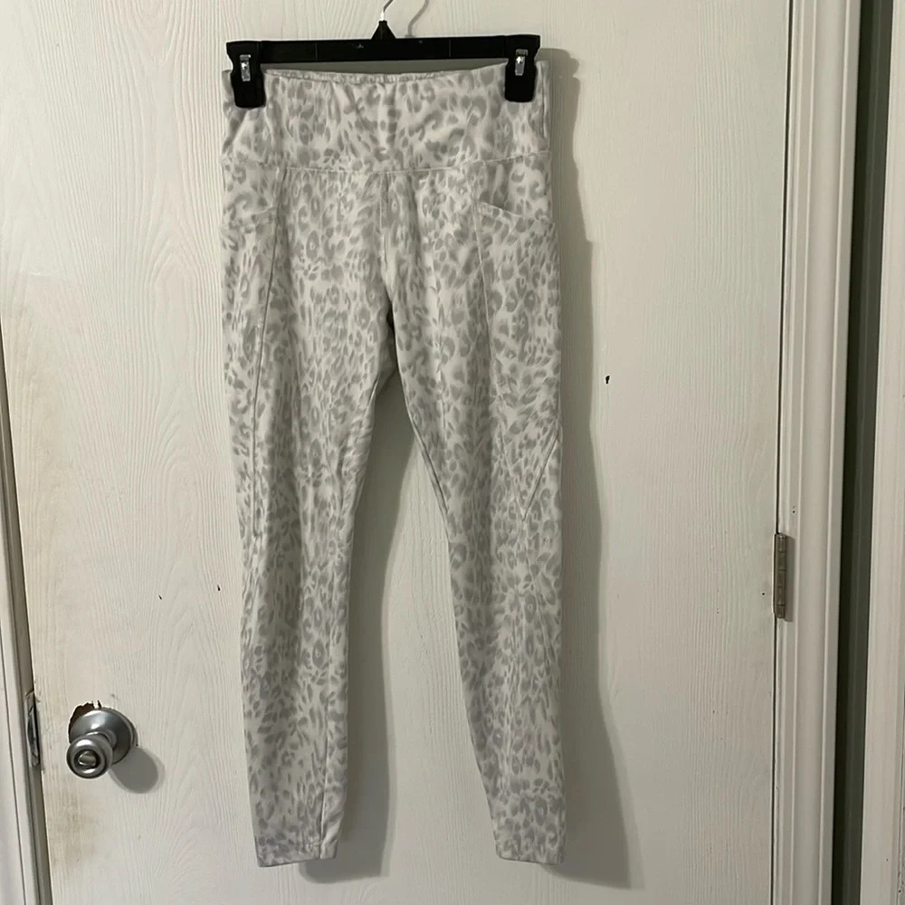 💰Jockey Animal Print Capris Leggings With Pockets Size Small - Picture 1 of 6
